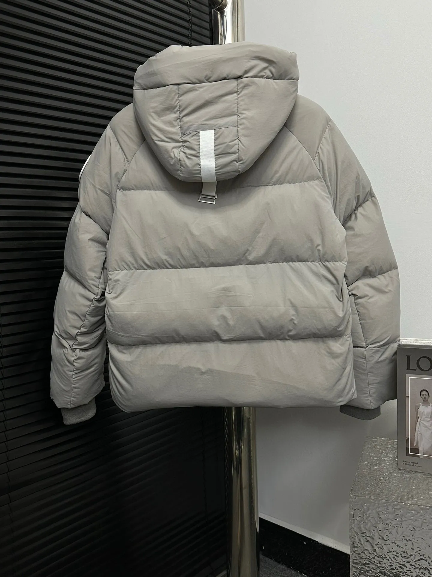 P780 【𝗖𝗔𝗡𝗔𝗗𝗔 𝗚𝗢𝗢𝗦𝗘】Capsule Series Macaron White Label Fabric: Made of soft EnduraLuxe fabric imported from DuPont, CORDURA, USA, which enhances the durability of easy-to-wear parts, is lightweight and durable; the liner is made of 400T anti-velvet gallbladder, which is comfortable, soft and non-velvet. : Equipped with a detachable hood, which can be adjusted in two directions, and is also filled with down, which brings greater softness and wrapping around the head and neck, and is full of warmth. This parka features white trim on the back and sides, and the hardware locks are all original and custom-made to match the muted fabric color. Goose label: The official website’s new series of silicone material labels, non-embroidery labels. Length: Fit hip-length. Size: XS-L